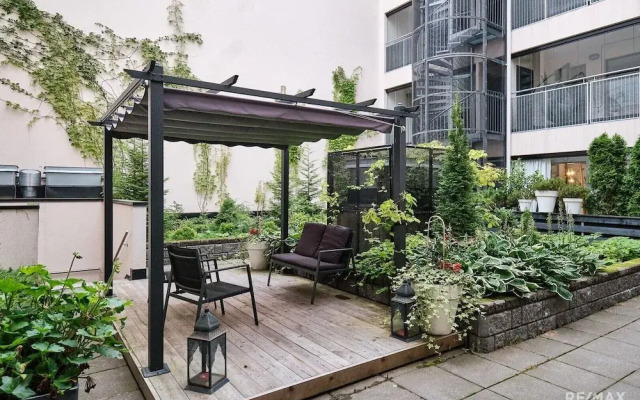Luxurious 3-Br Apt with Balcony