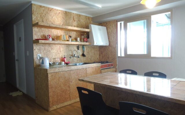 The Style Capsule Guesthouse - Hostel