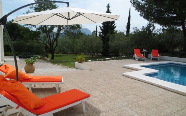 032 Villa Albardanera