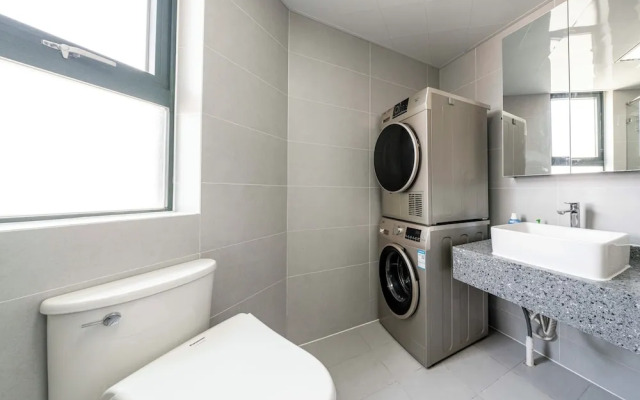 Tyms 4BR 2BA Apt Novel Garden