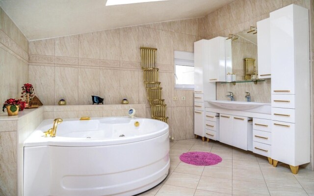Stunning Home in Makarska with Hot Tub, Sauna & 9 Bedrooms
