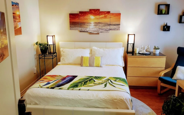 Kokomo Inn - Tropical Riverfront B&B