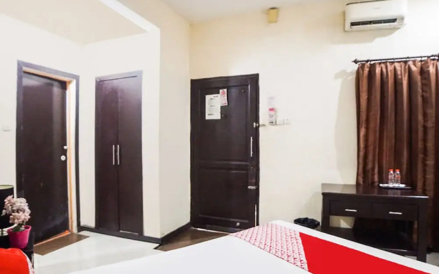 OYO 91878 Cherry Red Hotel