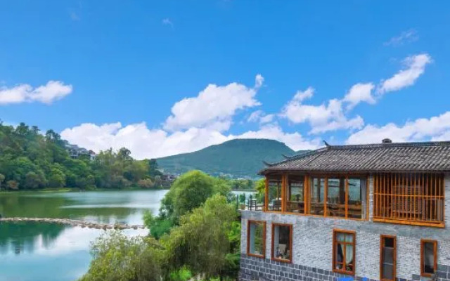 Green Artistic Conception Garden House