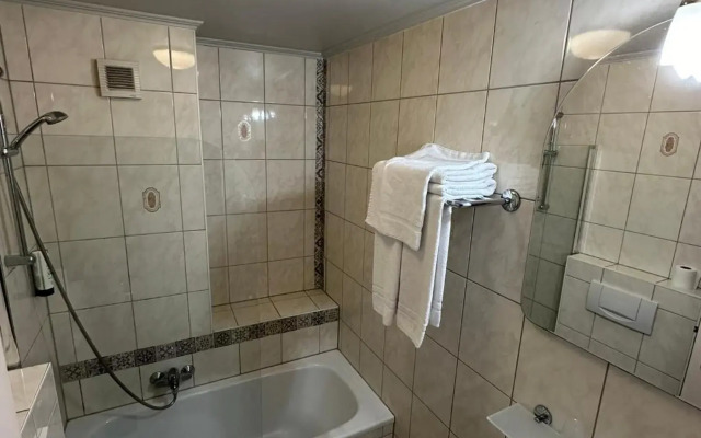 Yasha Hotel