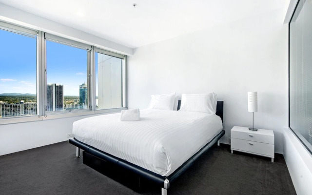Iconic Q Surfers Paradise 1 Bed + Study Apartment