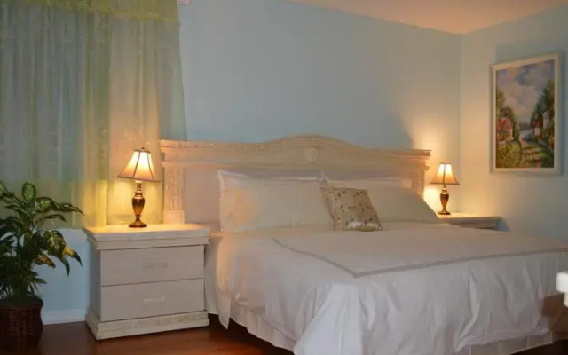 Four-Bedroom House near Universal