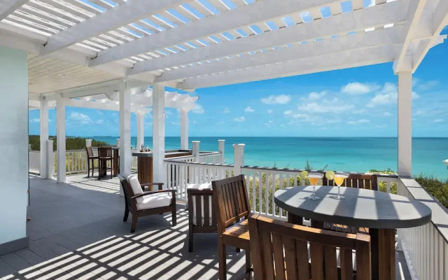 Oceanfront Hideaway: Luxurious Retreat With Stunning Views