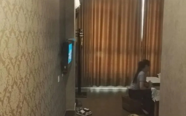 Huahong Hotel (Jiuhuashan Qingyang RT-Mart)