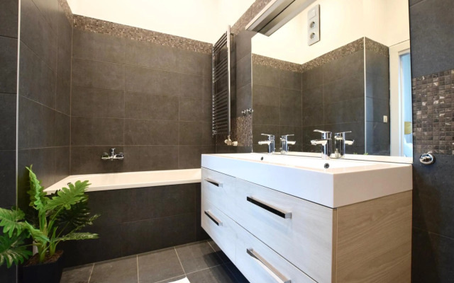 Luxury Apartment by Hi5 - Király street Suite