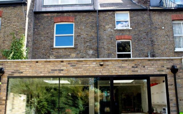 Stunning 5 bed house with private garden