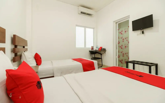 RedDoorz near Jembatan Siti Nurbaya Padang