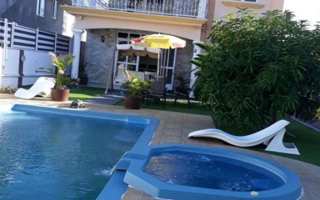 5 bedrooms villa with private pool jacuzzi and enclosed garden at Pereybere