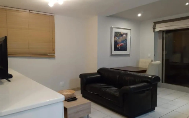 Mount Royal - 32 Large 1 bed with balcony upstairs