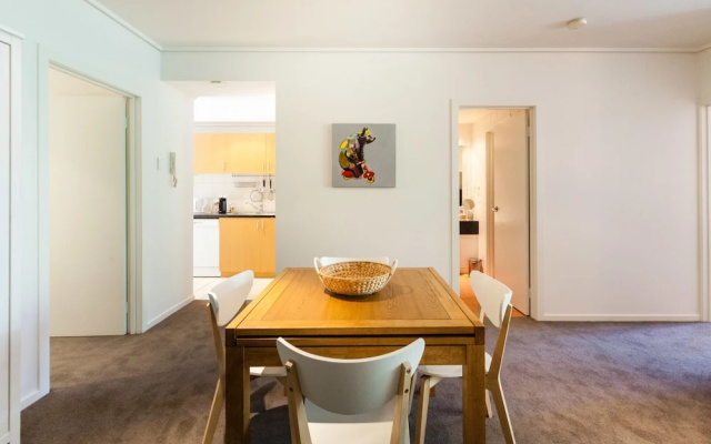NAOMI, 2BDR South Melbourne Apartment