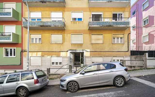 Suburban Serenity Family Home With Pool