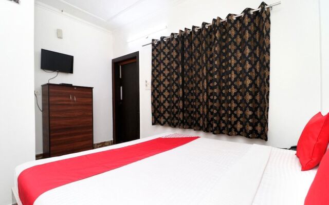 Oyo 35878 Hotel G Glossy