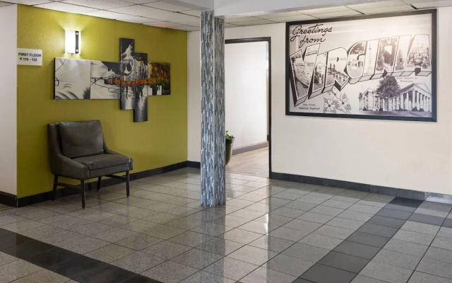 Super 8 by Wyndham South Boston VA