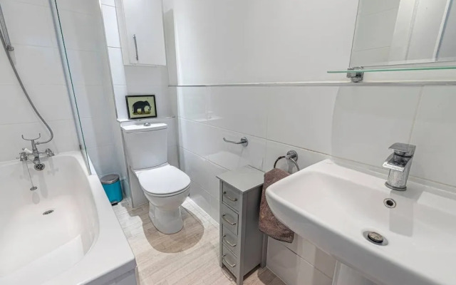 Lovely 1-bed Flat w/ Balcony in West Kensington