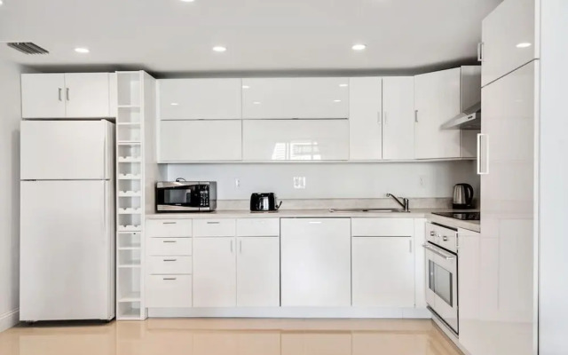 1 Bedroom +den Bay View Or620