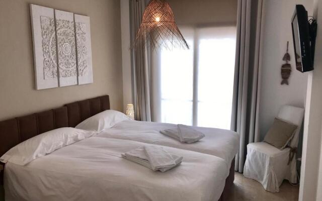 2204-Luxury apt on the beach,new,on duquesa port!
