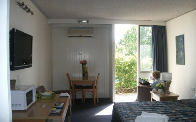 Parkwood Motel and Apartments