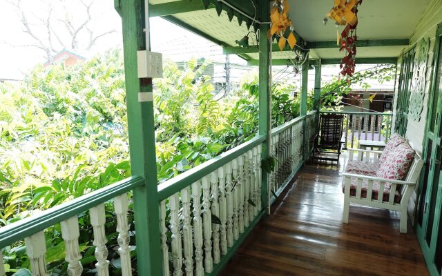 Baanrak Amphawa Homestay