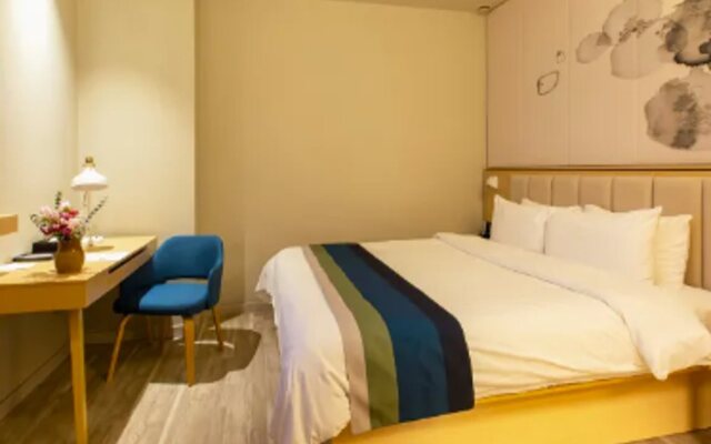 Home Inn Plus (Kunming Tongde Square Wanhong Road)