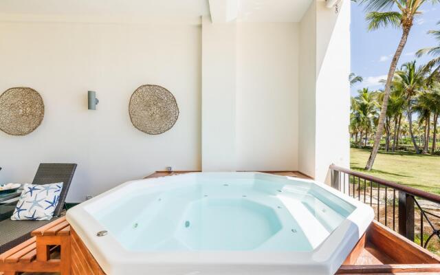 Beachfront w Direct Beach Access Private Jacuzzi