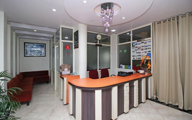 OYO 4756 Hotel Apple Inn