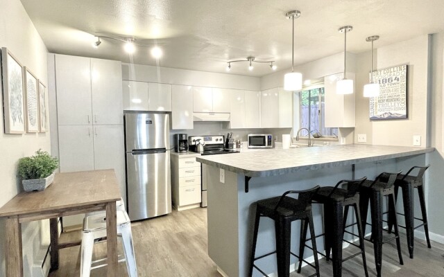 Contemporary Condo in the Heart of Old Town