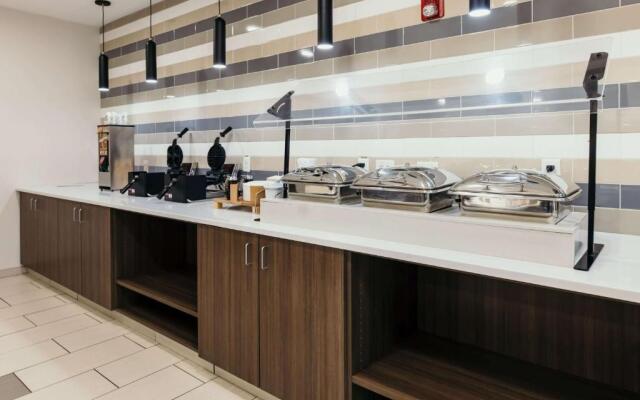Howard Johnson by Wyndham Bole Plaza Chengwu