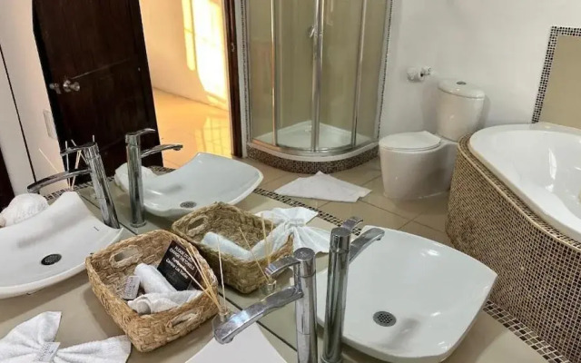 Emerald Luxe Suites