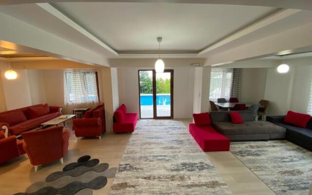 Sapancada Göl Manzarali Özel Havuzlu 3+1 Vi̇lla