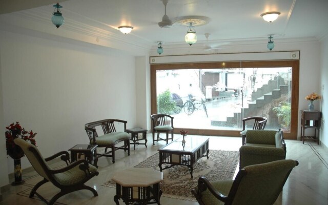 Hotel Raj Niwas