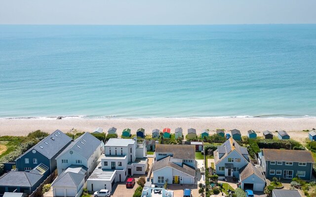 Vibrant Seafront Home With Seasonal Pool