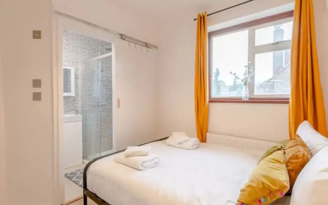 Central 3 Bedroom House With Garden