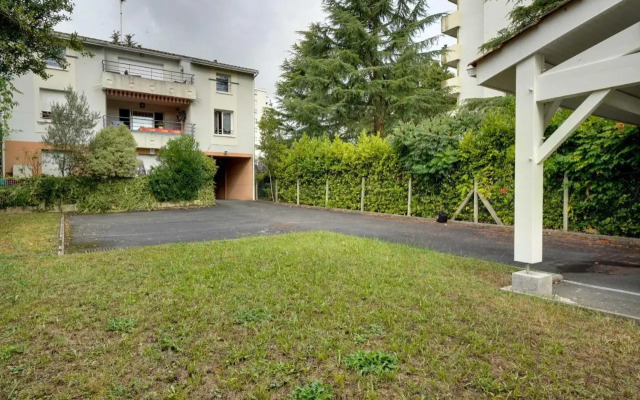 Nice apartment Mérignac with terrace and parking
