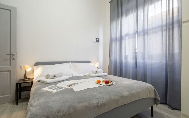 Central Station Apartment by Mmega