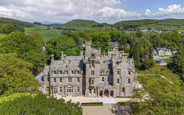 The Arthur Suite Stone Cross Mansion