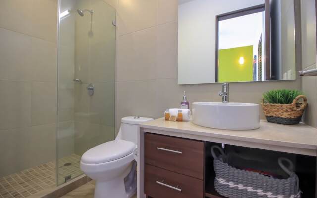 Beautiful Condo with Screened Terrace by the Pool