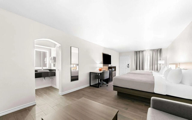 Quality Inn & Suites Port Lavaca near Lighthouse Beach