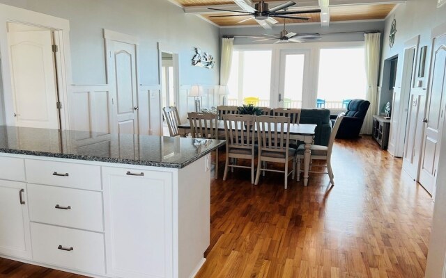 Holden R Breath 4 Bedroom Home by RedAwning