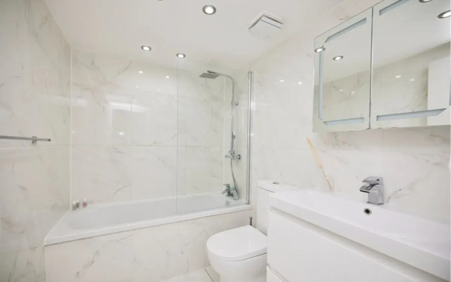 The Fichley Hideaway - Glamorous 2Bdr Flat With Patio