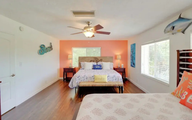 Walk to Beach: Waterfront Home in Marathon!
