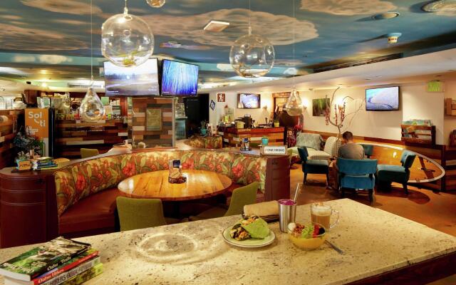 DoubleTree by Hilton Hotel Alana - Waikiki Beach