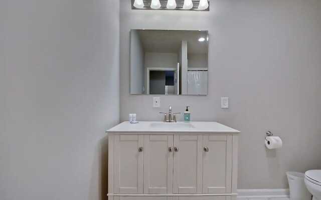Spacious 6BR/3BA House w/ Parking! Sleeps 20!