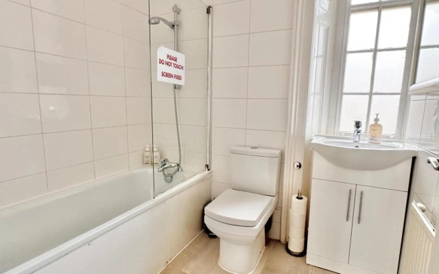 Spacious Two Bedroom Apartment in Westminster