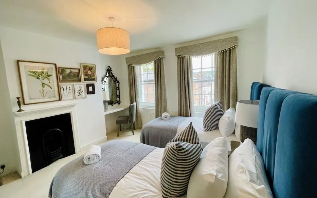 Dolls House - Luxury Townhouse - From 400 Per Night
