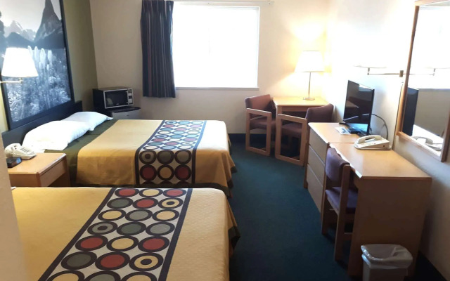 Super 8 by Wyndham Hamilton